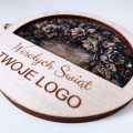 Drewniana bombka na choinkę z logo. Świąteczna ozdoba personalizowana