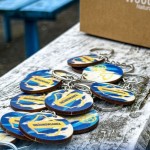 Kolorowe okrągłe breloki reklamowe ze sklejki 35 mm